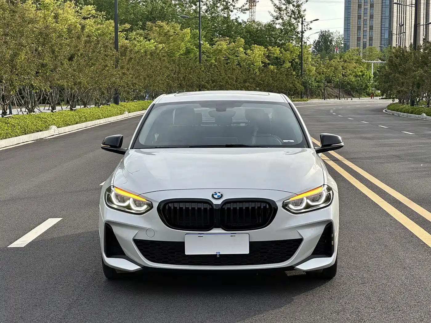 BMW 1 Series 2023 120i M Sport Shadow Edition фото 2