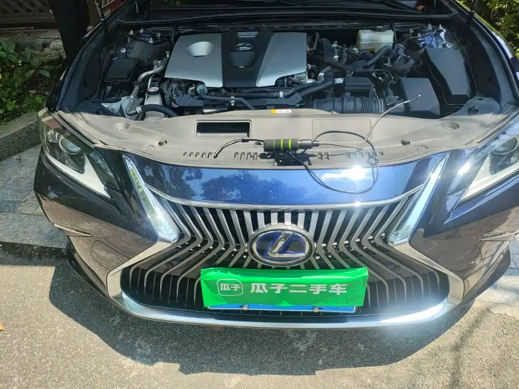 Фото 11 - Lexus ES
