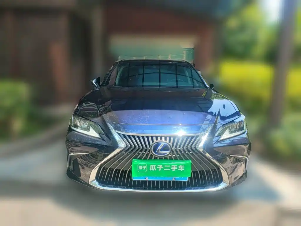 Фото 24 - Lexus ES