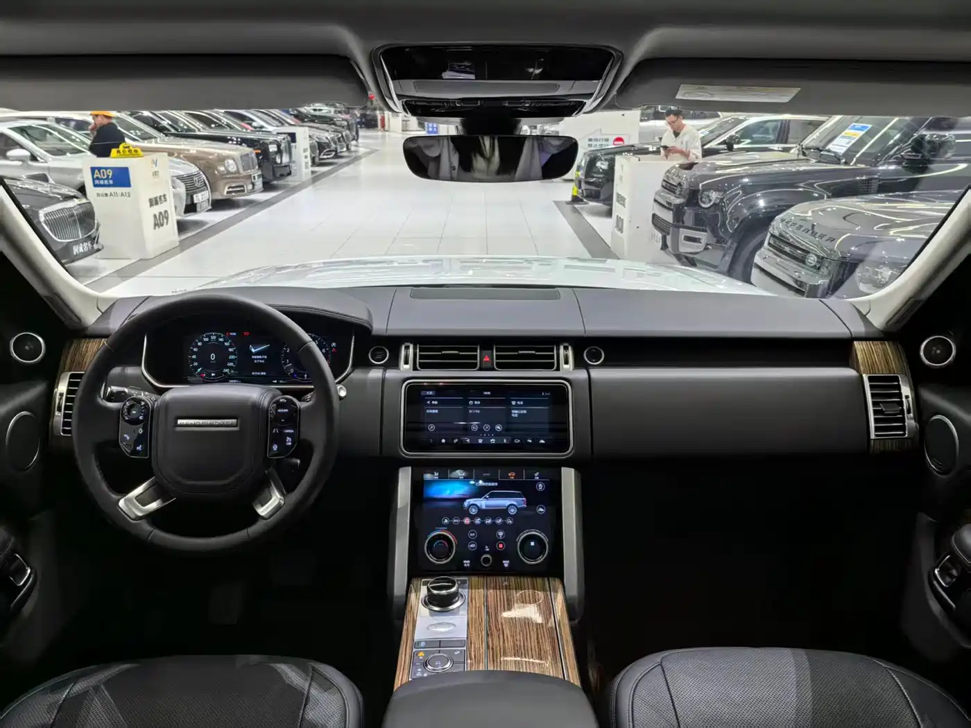 Land Rover Range Rover 2019 3.0 SC V6 Heritage Extended Edition фото 4