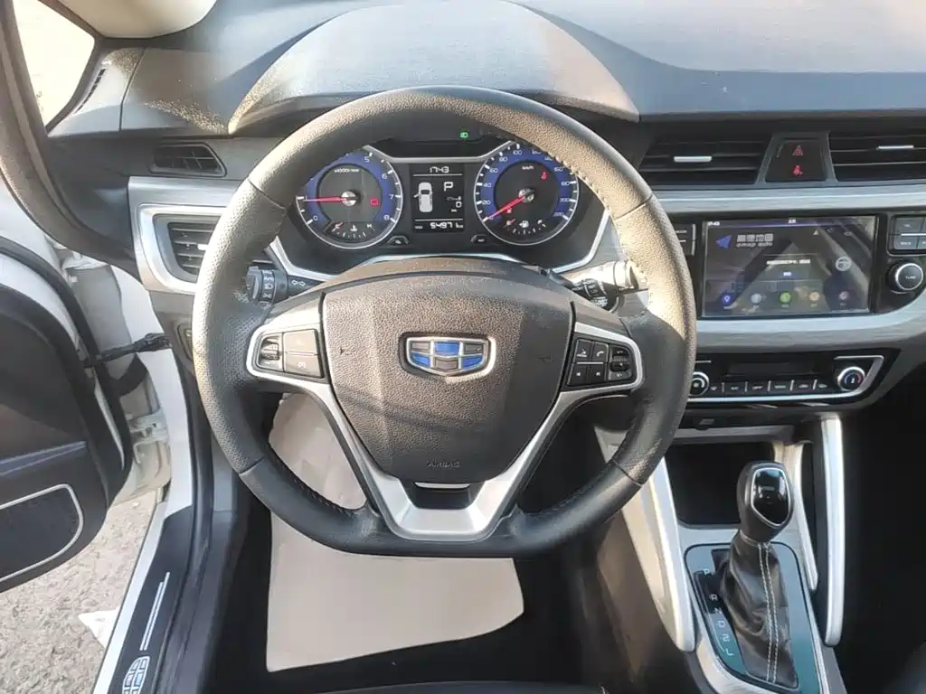 Фото 11 - Geely Vision X3