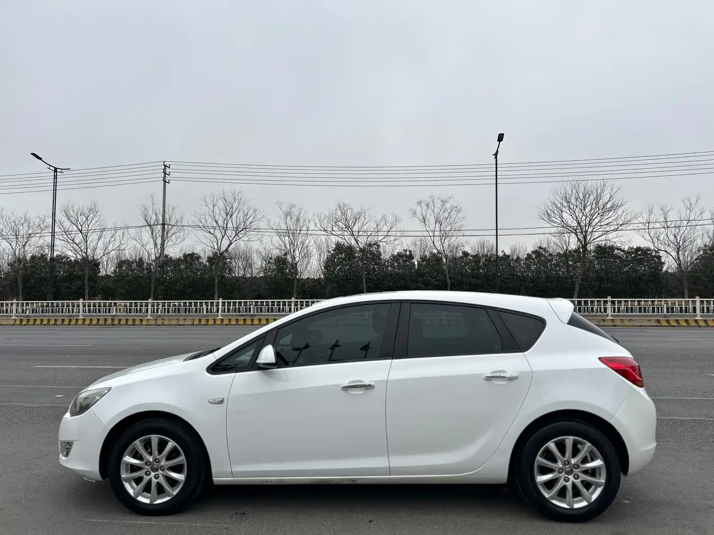 Buick Excelle 2013 Model XT 1.6L Automatic Comfort фото 2