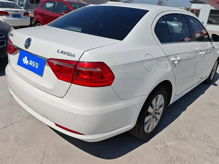 Volkswagen Lavida 2013 Facelift Classic 1.6L Automatic Comfort фото 3