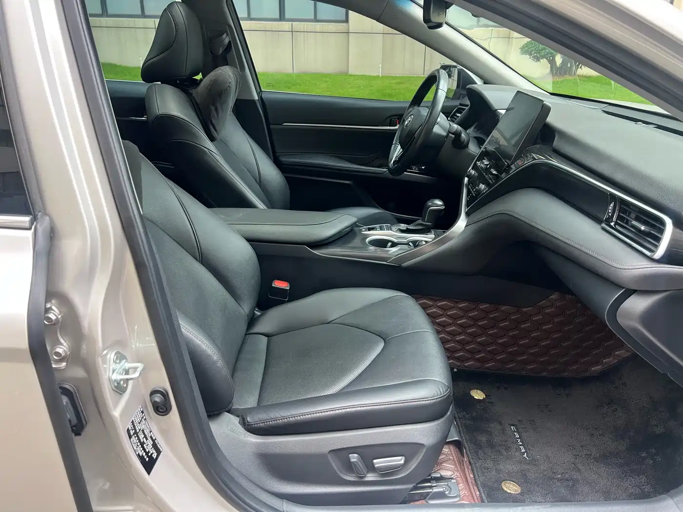 Toyota Camry 2023 Hybrid 2.5HG Luxury Edition фото 16