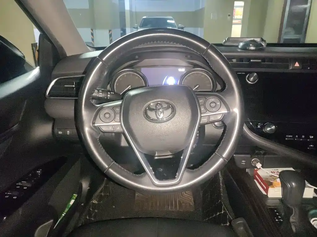 Фото 11 - Toyota Camry