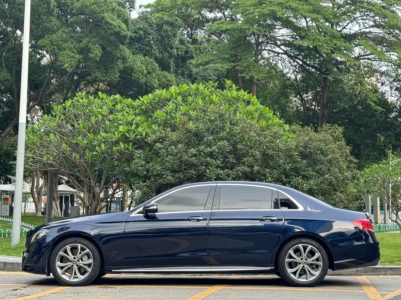 Mercedes-Benz E-Class 2020 E 300 L Sport Luxury Model фото 4