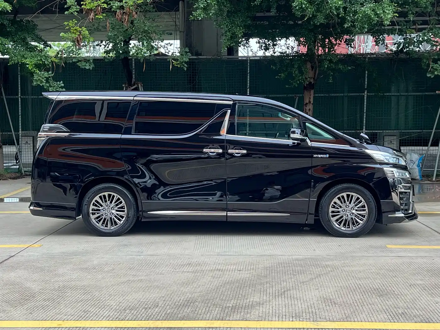 Toyota Vellfire 2019 Hybrid 2.5L HV Luxury Edition фото 2
