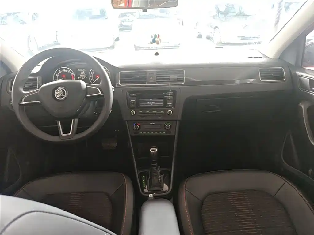Škoda Skoda Rapid Spaceback 2016 1.6L Automatic Smart Edition фото 10