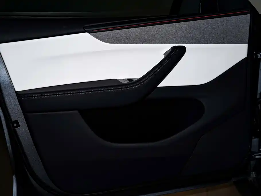 Tesla Model Y 2026 2025 Rear-Wheel Drive