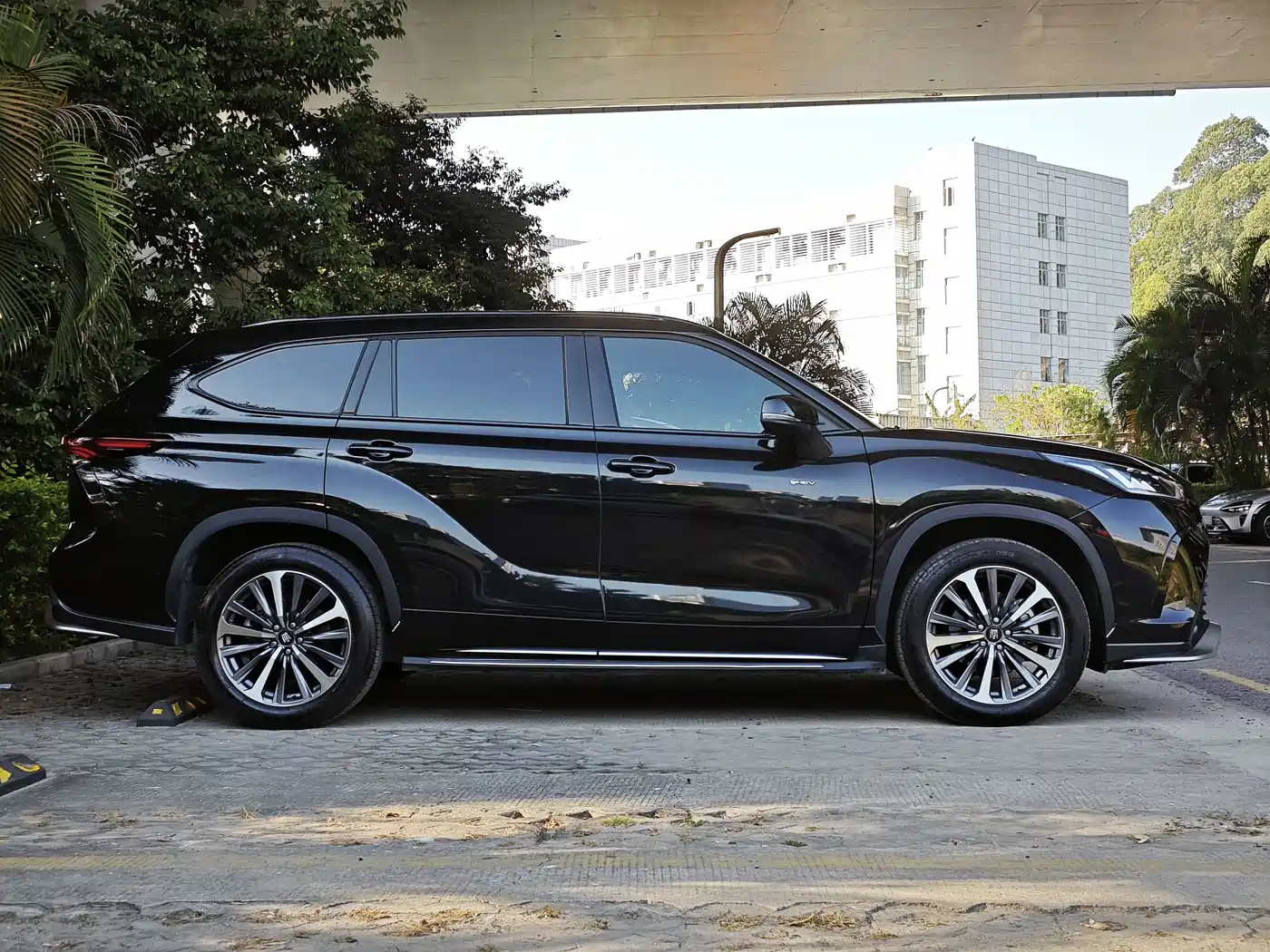 Toyota Crown Kluger 2024 2.5L HEV 4WD Premium Edition фото 6
