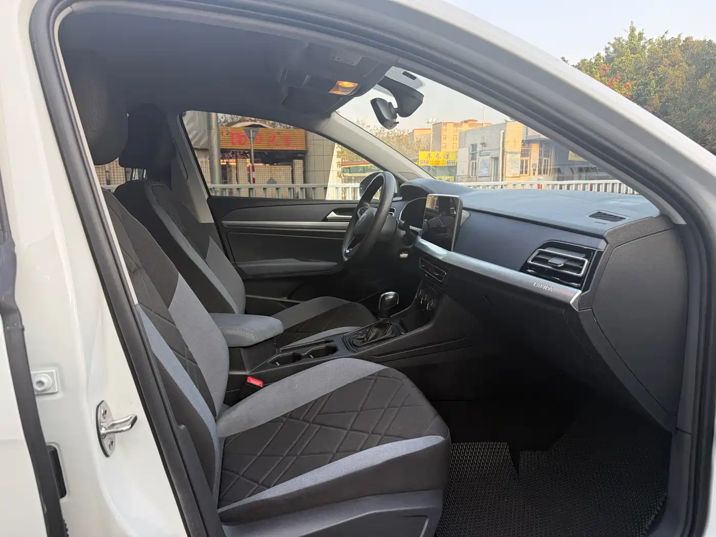 Volkswagen Lavida 2023 Facelift 1.5L Auto Comfort Edition фото 4