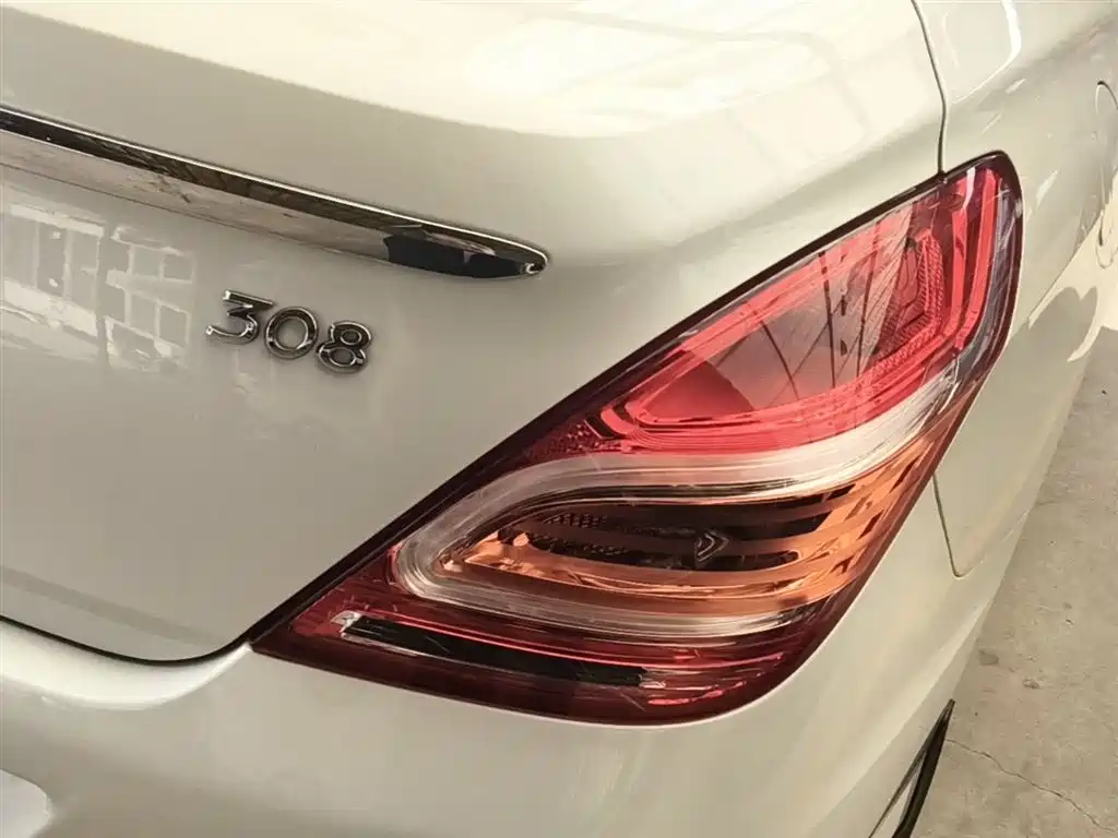 Peugeot 308 2014 Model Joy Edition Classic 1.6L Automatic Superior Style фото 8