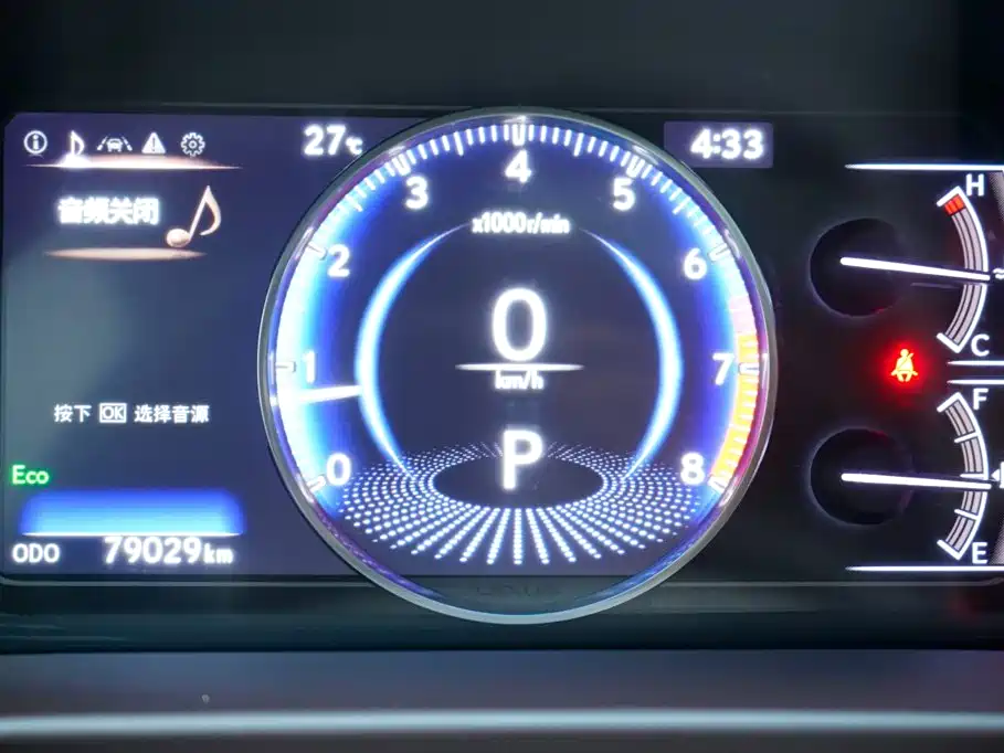 Фото 8 - Lexus ES