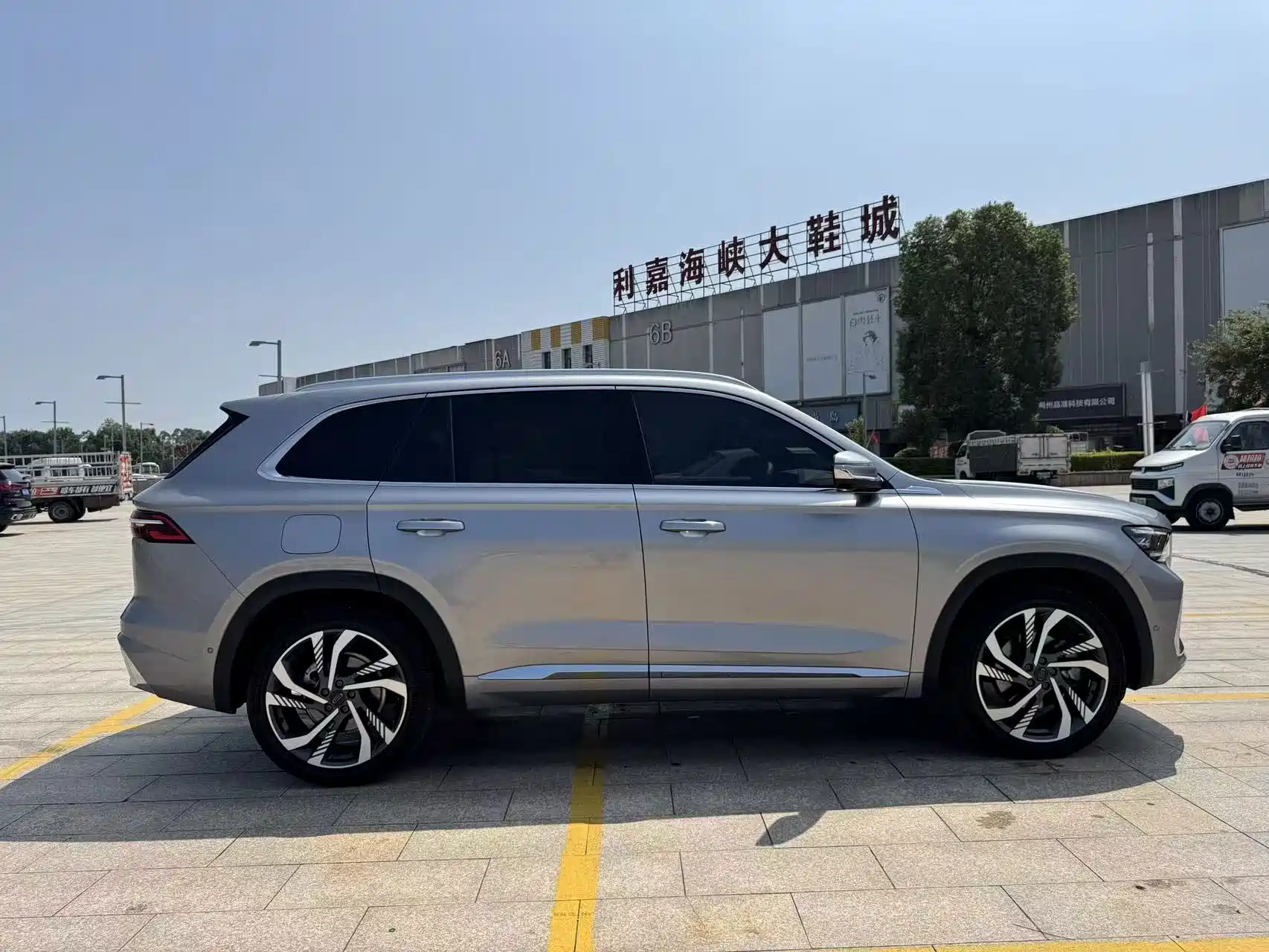 Фото 8 - Geely Monjaro