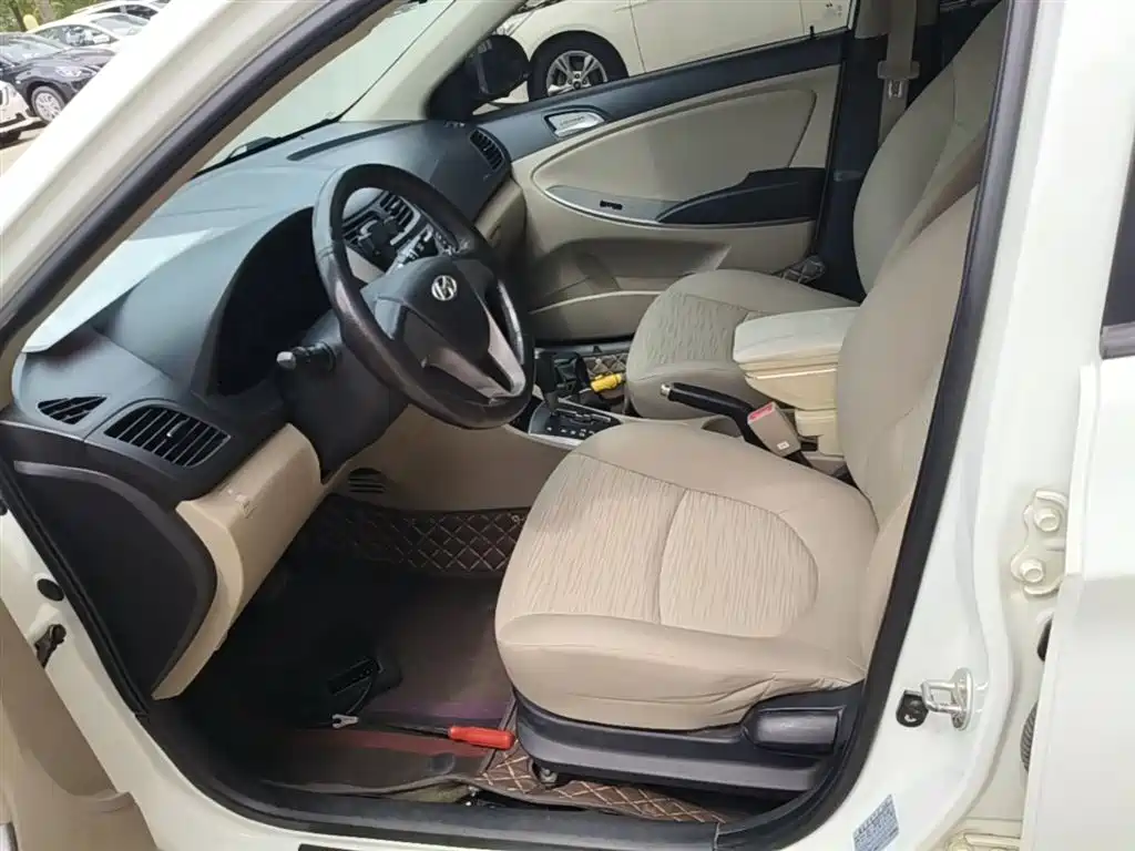Hyundai Verna 2014 1.4L Automatic Smart GLS фото 15