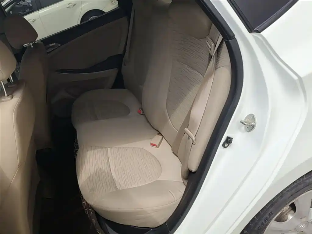 Hyundai Verna 2014 1.4L Automatic Smart GLS фото 17
