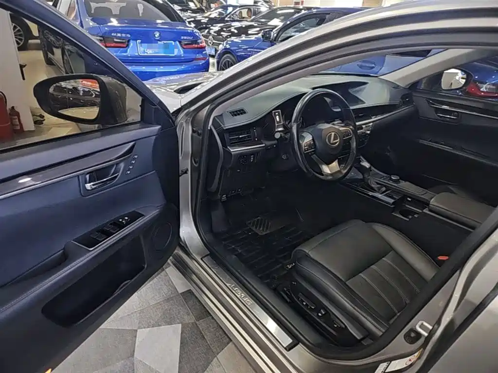 Lexus ES 2015 250 Elegance Edition фото 16