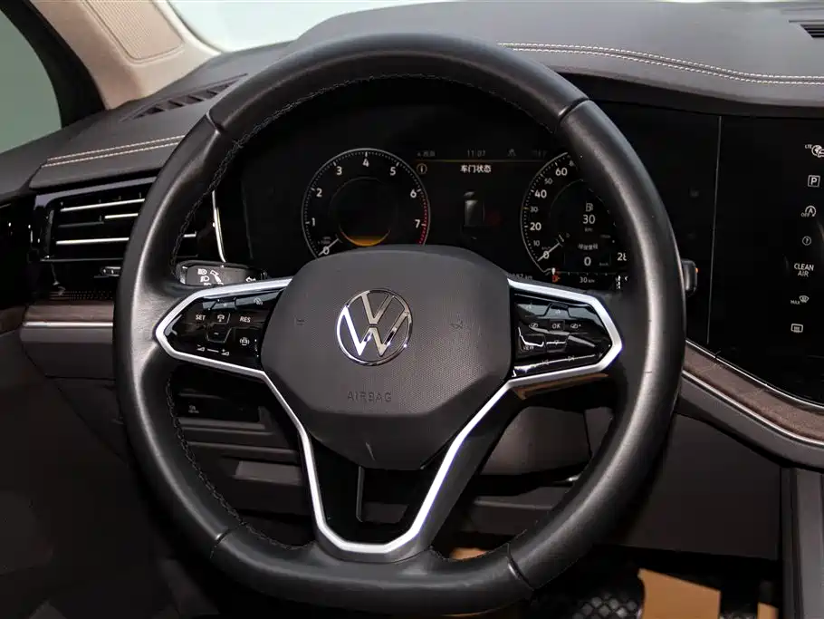 VOLKSWAGEN TOUAREG