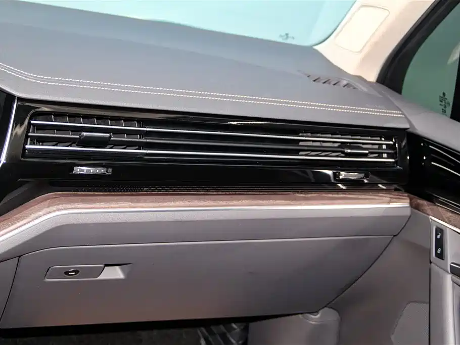 Volkswagen Touareg 2023 3.0TSI R-Line Classic Sports Package фото 28