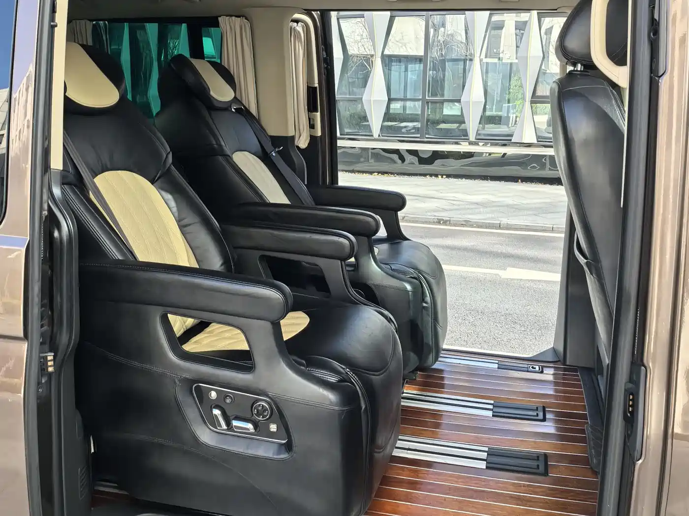 Volkswagen Multivan 2015 2.0TSI AWD 65th Anniversary Limited Edition фото 17