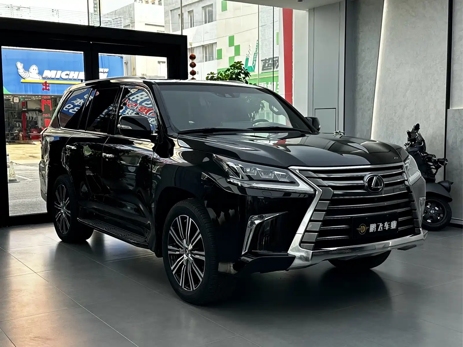 Фото 10 - Lexus LX