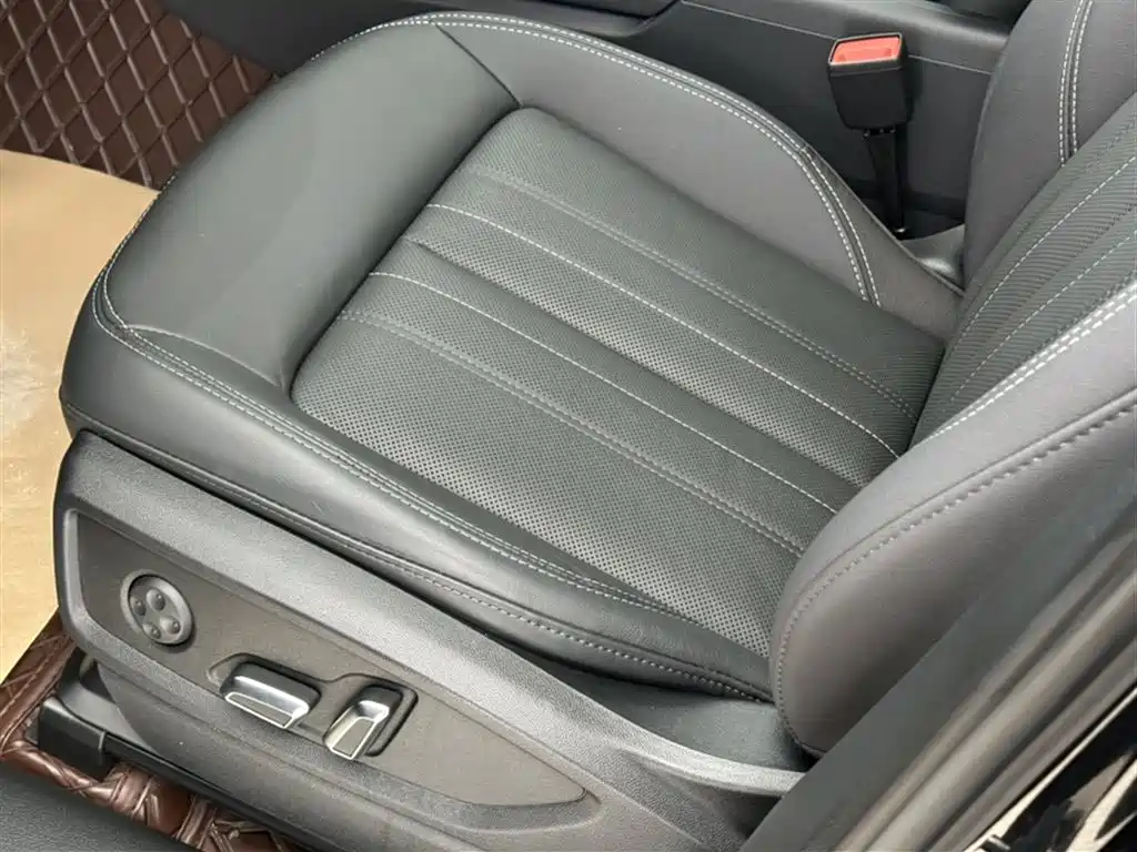 Audi Q5L 2024 Model 40 TFSI Luxury Elegance фото 16