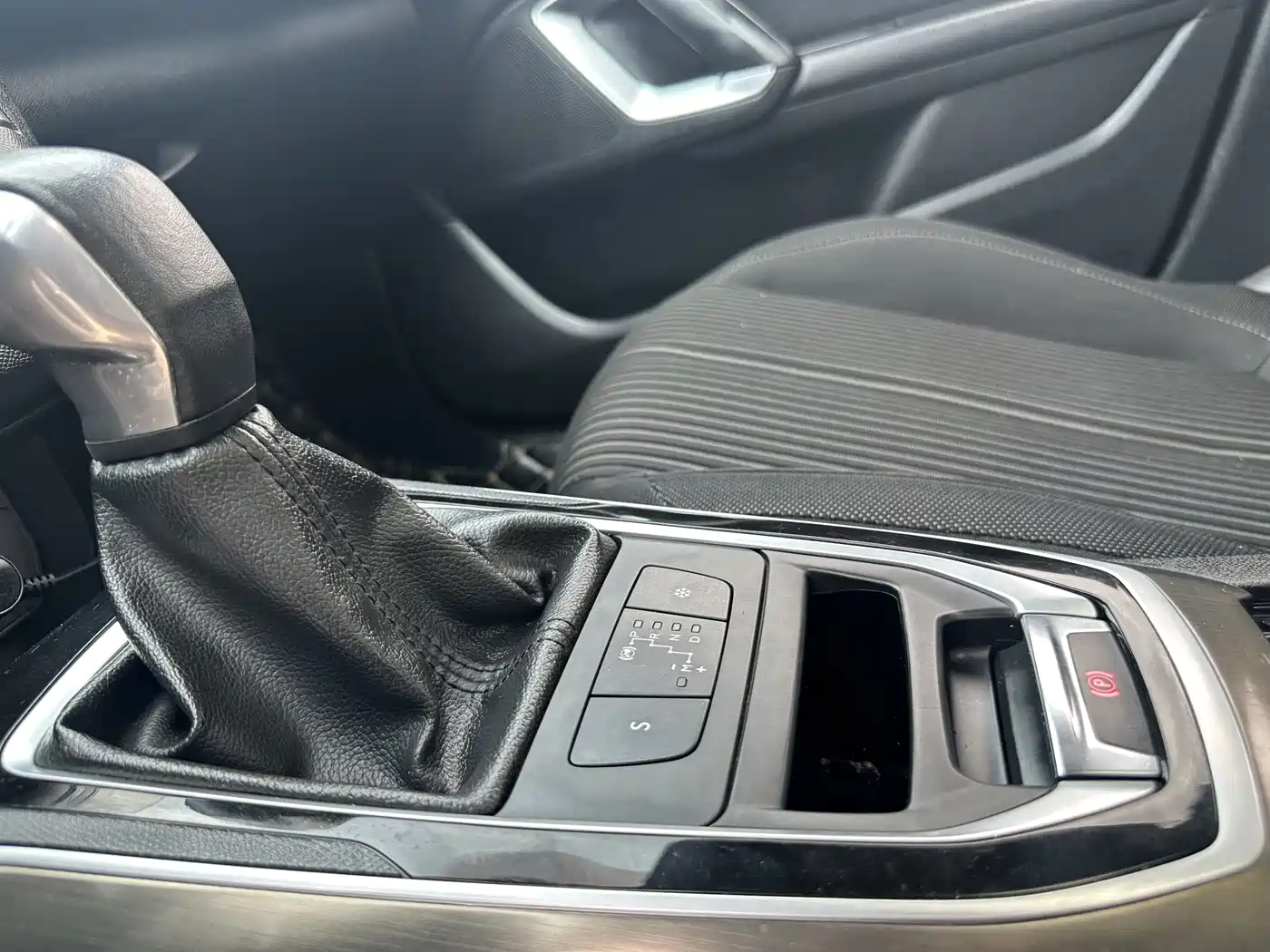 Peugeot 408 2016 1.6T Automatic Luxury Edition фото 15