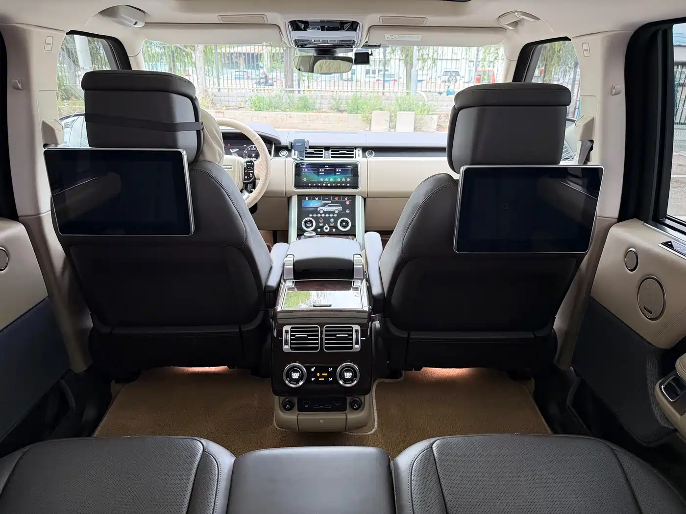 Land Rover Range Rover 2022 3.0 L6 400PS Heritage Extended Classic Edition фото 32