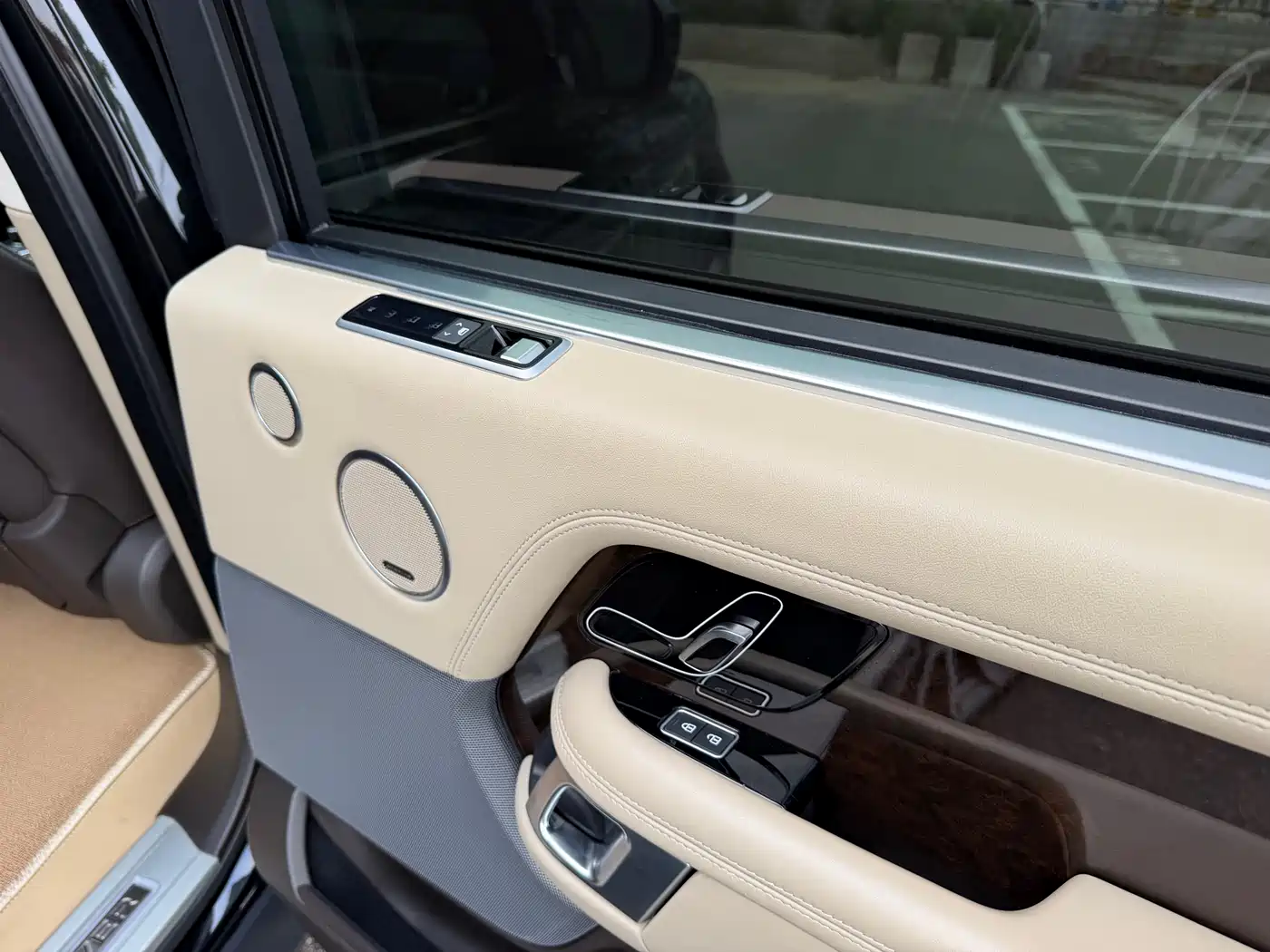 Land Rover Range Rover 2022 3.0 L6 400PS Heritage Extended Classic Edition фото 37
