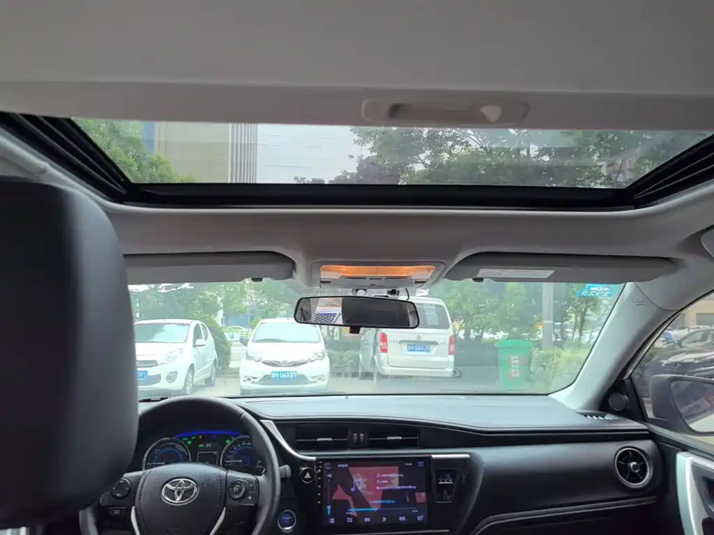 Toyota Corolla 2018 Hybrid 1.8L E-CVT Smart Edition фото 18
