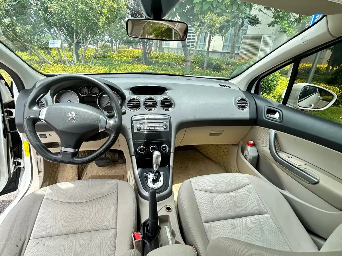 Peugeot 408 2013 2.0L Automatic Comfort Edition фото 4