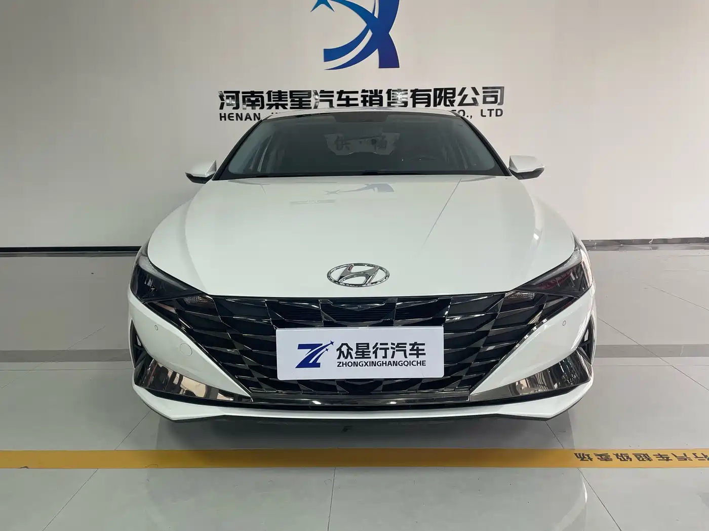 Hyundai Elantra 2022 1.5L CVT LUX Premium Edition фото 2