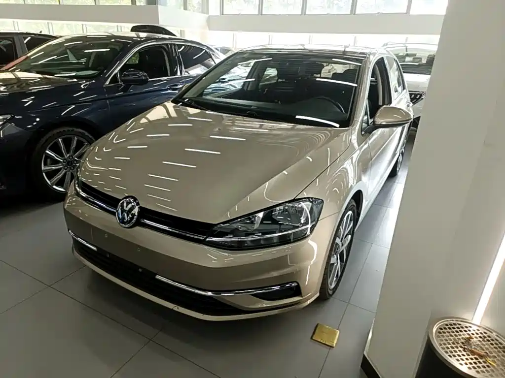 Photo 2 - Volkswagen Golf