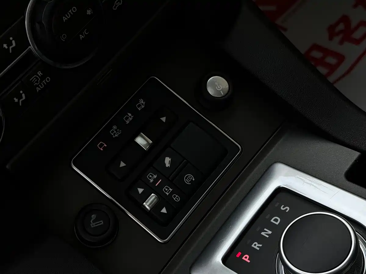Land Rover Discovery 2016 3.0 SC V6 HSE фото 9