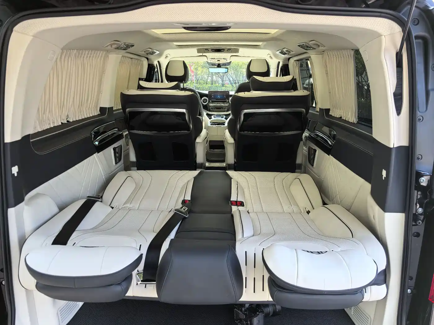 Mercedes-Benz V-Class 2022 V 260 L Long Wheelbase Prestige Edition фото 27