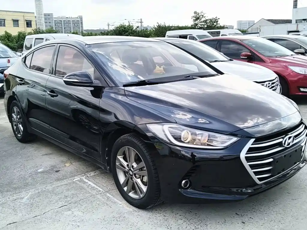 Photo 4 - Hyundai Elantra