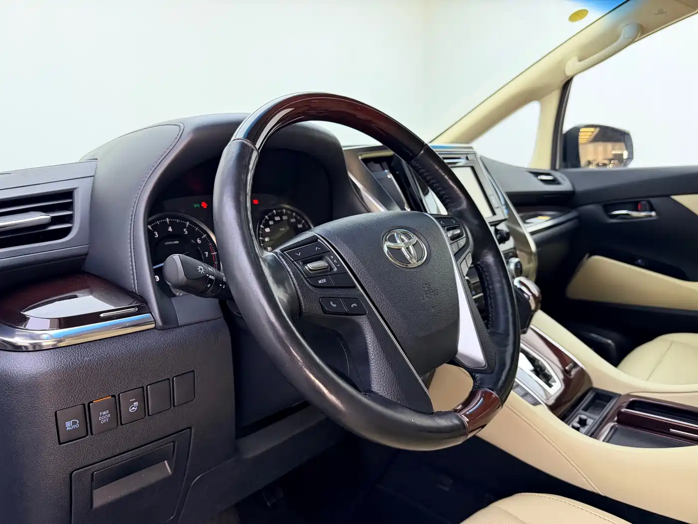 Toyota Alphard 2018 3.5L Luxury фото 12