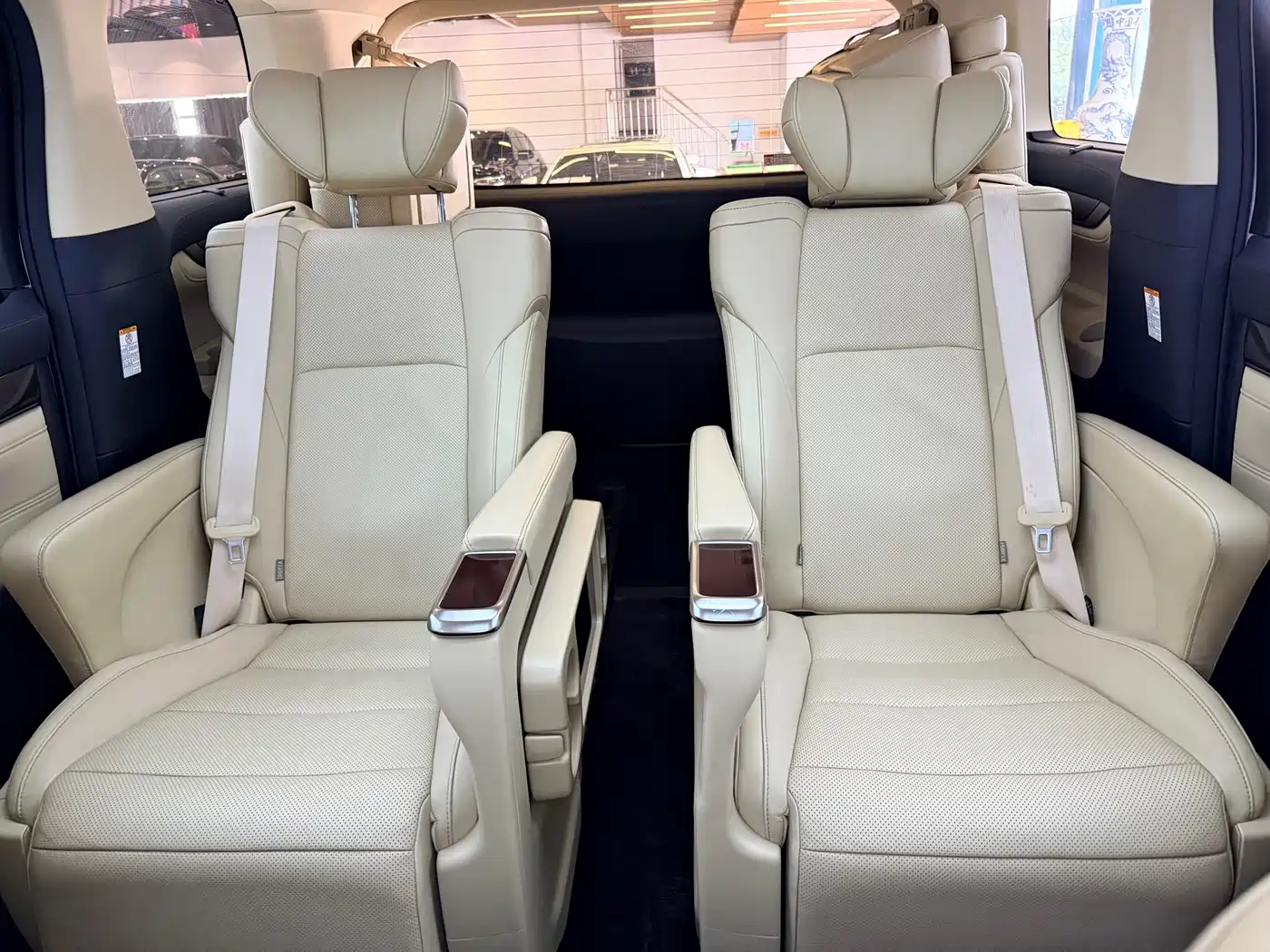 Toyota Alphard 2018 3.5L Luxury фото 16