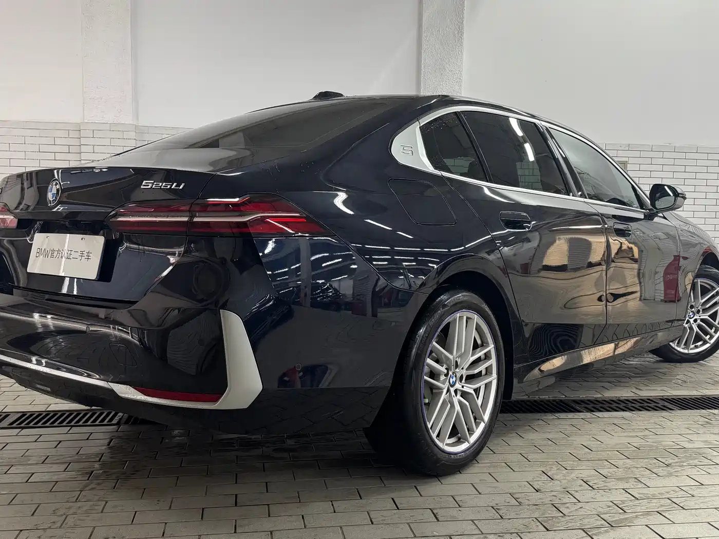 BMW 5 Series 2025 525Li Luxury Package фото 3