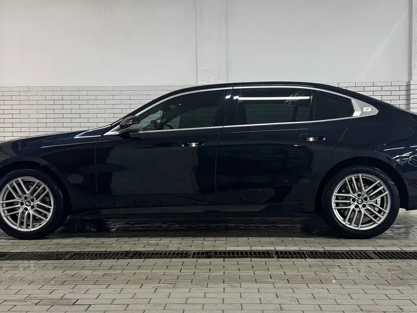 BMW 5 Series 2025 525Li Luxury Package фото 10