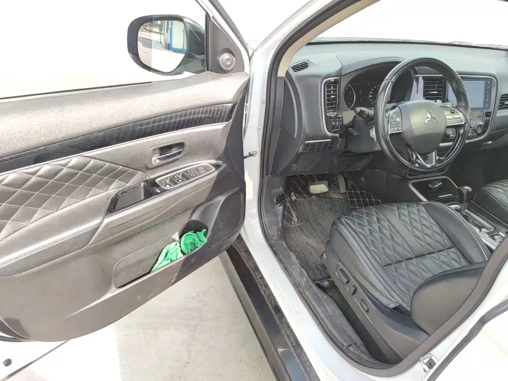 Photo 16 - Mitsubishi Outlander
