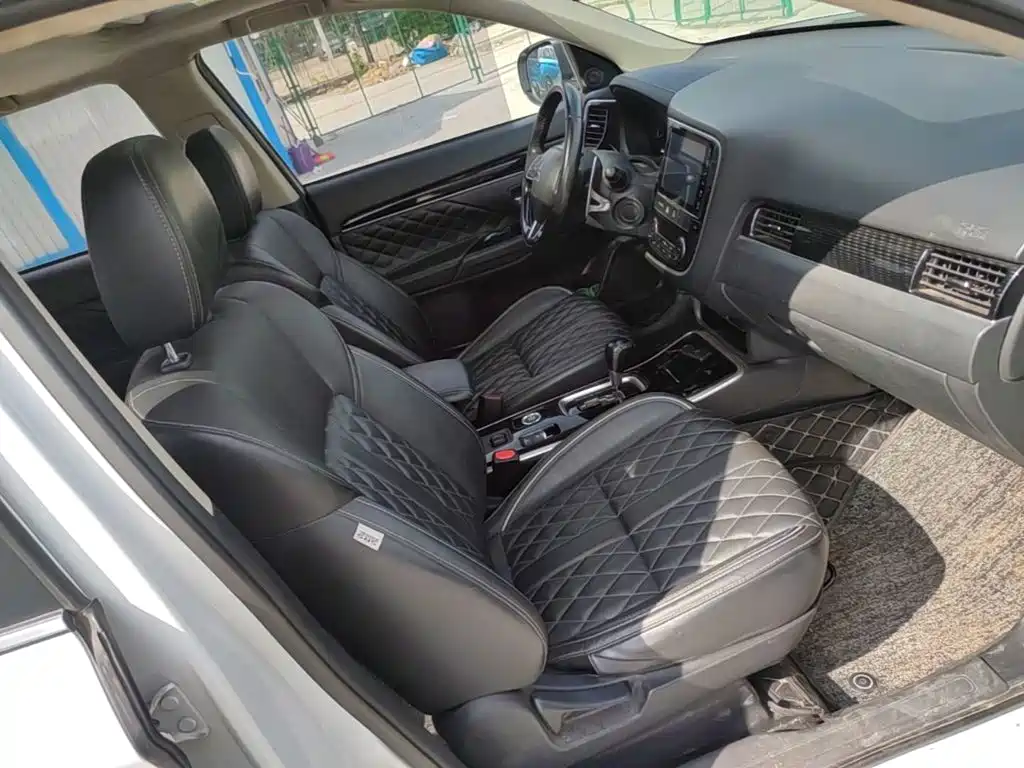 Photo 25 - Mitsubishi Outlander
