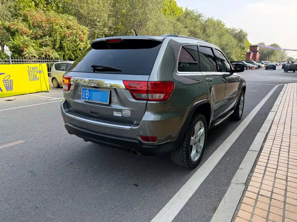 Photo 11 - Jeep Grand Cherokee (Import)