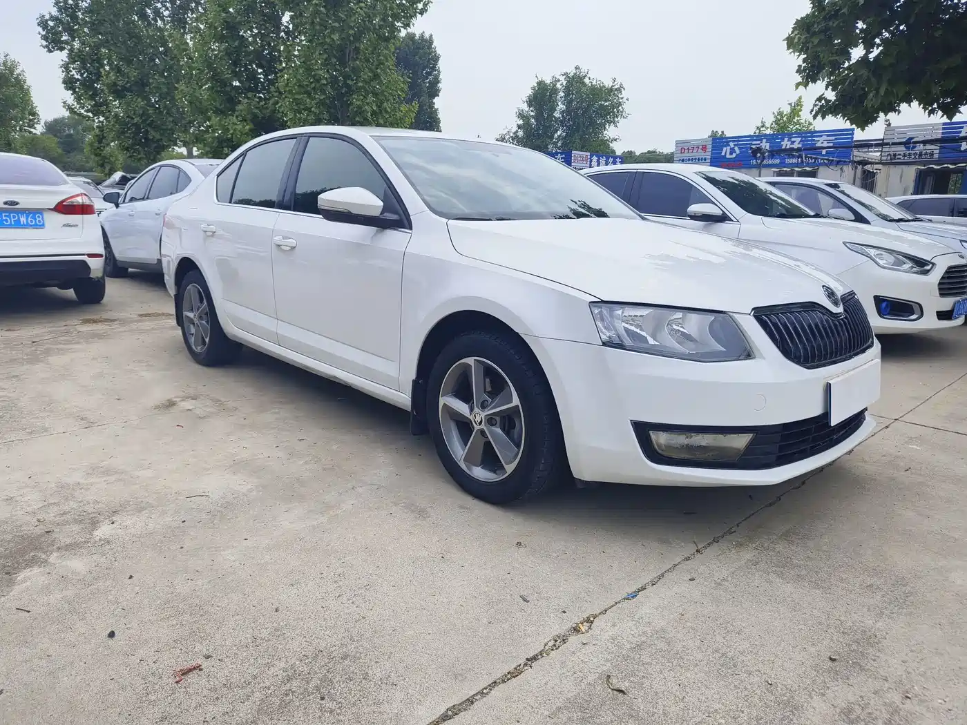 Škoda Octavia 2016 1.6L Automatic Pioneer Edition фото 3