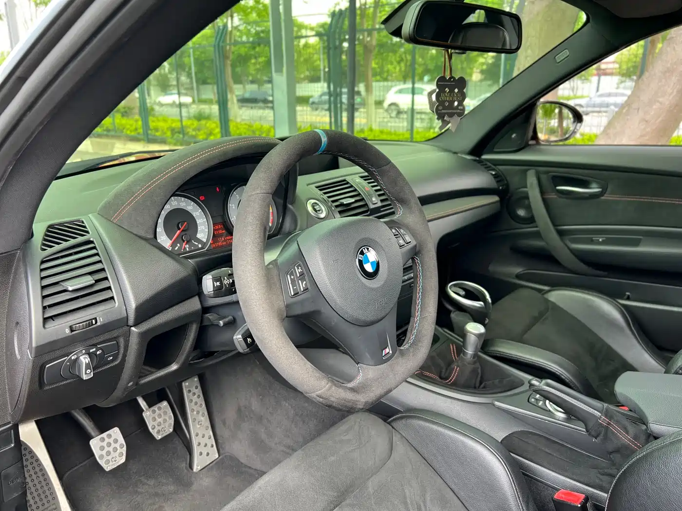 BMW 1 Series M 2011 1M Coupe фото 9