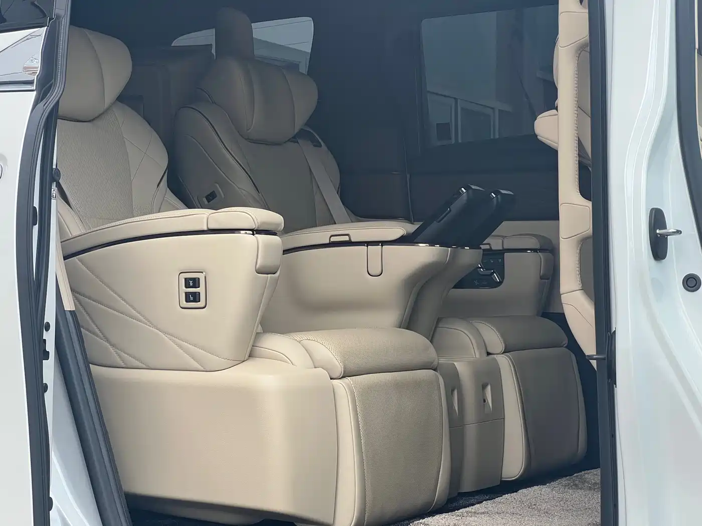 Toyota Alphard 2024 Hybrid 2.5L Ultimate Enjoyment Edition фото 19