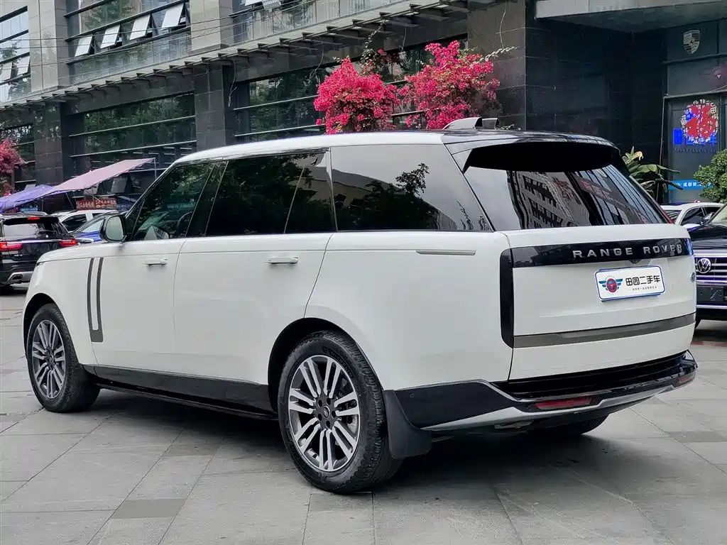 Land Rover Range Rover 2023 3.0 L6 400PS Golden Age Long Wheelbase фото 4
