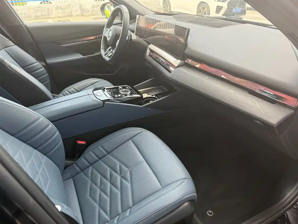 BMW 5 Series 2025 530Li Premium M Sport Package фото 9