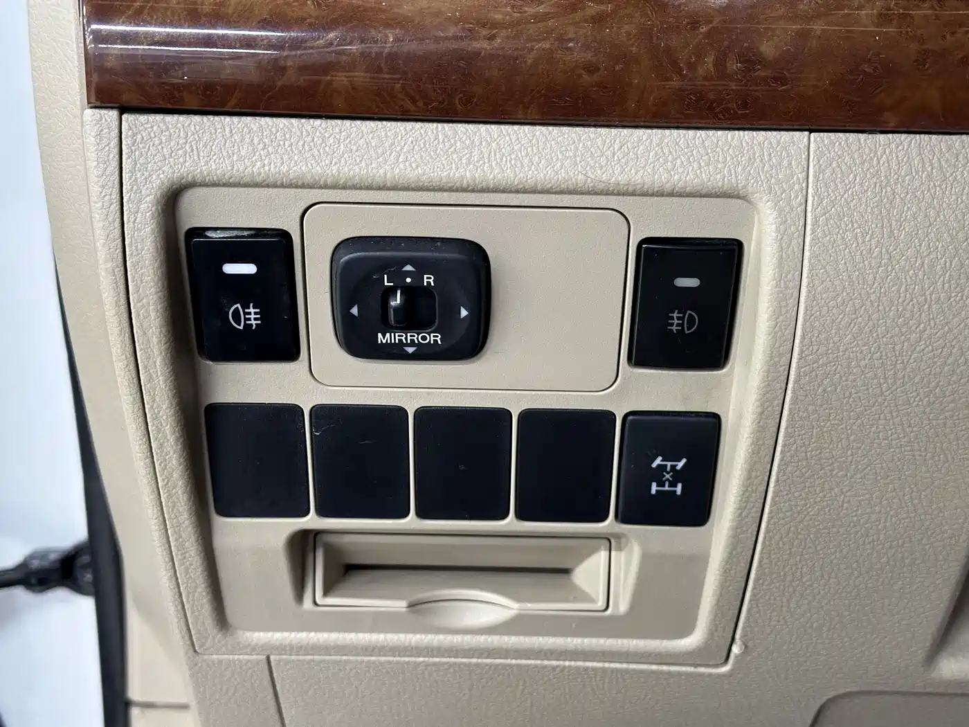 Toyota Land Cruiser (Import) 2015 4.0L V6 Middle East Low Configuration Edition фото 27
