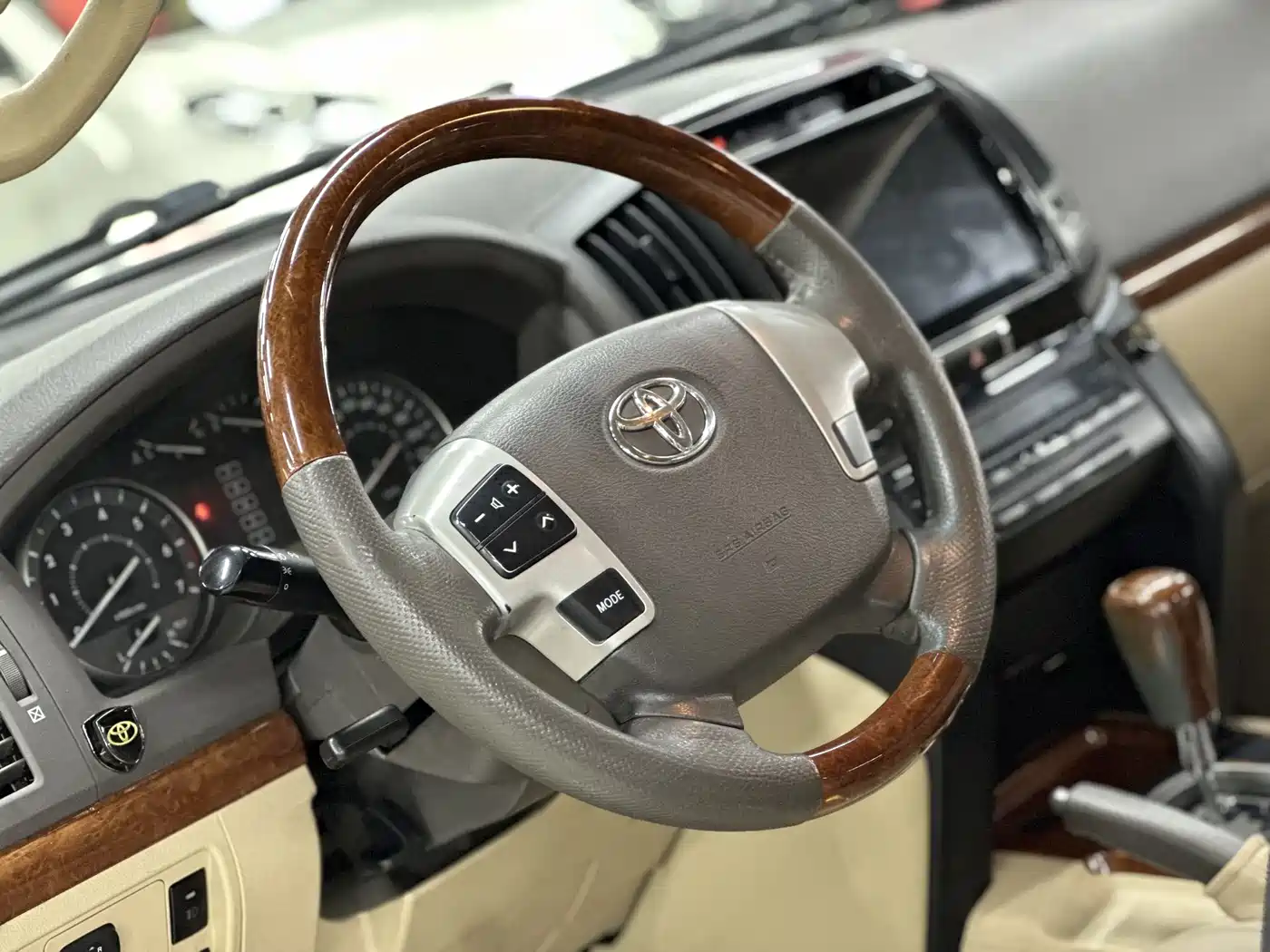 Toyota Land Cruiser (Import) 2015 4.0L V6 Middle East Low Configuration Edition фото 23